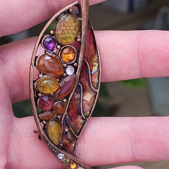 Vintage Liz Claiborne Brass Tone Leaf Brooch with Rhinestones & Resin Details - Picture 7 of 11